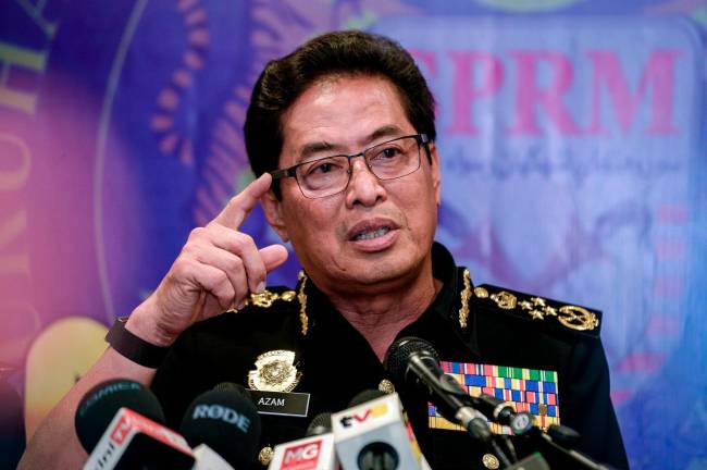 Ketua Pesuruhjaya Suruhanjaya Pencegahan Rasuah Malaysia (SPRM), Tan Sri Azam Baki, bercakap pada sidang media khas mengenai operasi yang dijalankan SPRM di Ibu Pejabat Suruhanjaya hari ini. - Bernama