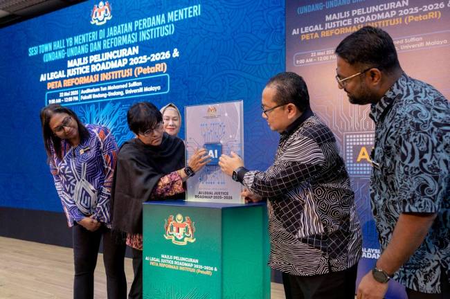 Minister in the Prime Minister’s Department (Law and Institutional Reform), Datuk Seri Azalina Othman Said (second from left), officiates the launch gimmick at the Town Hall Session and Launch Ceremony of the AI Legal Justice Roadmap 2025–2026 and the Institutional Reform Map (PetaRI) at the Faculty of Law, Universiti Malaya today. - BERNAMApix