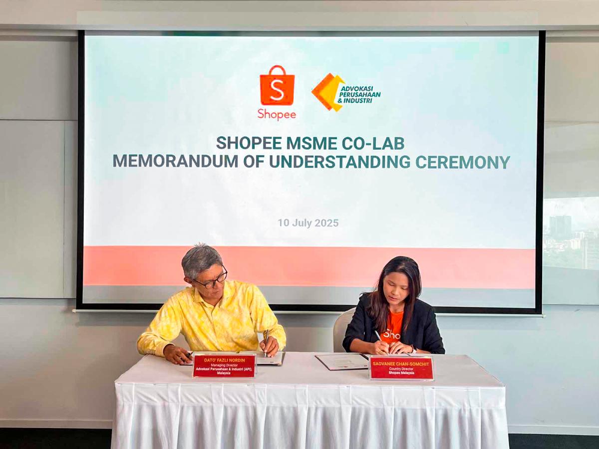 [Left] Dato’ Fazli Nordin, Managing Director, Advokasi Perusahaan dan Industri at the MoU signing ceremony with [right] Saovanee Chan-Somchit, Country Director, Shopee Malaysia.