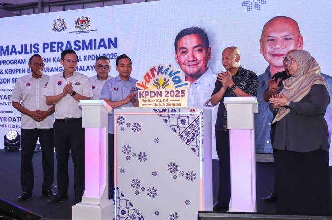 Domestic Trade and Cost of Living Minister (KPDN) Datuk Armizan Mohd Ali (second from right) together with Johor Menteri Besar Datuk Onn Hafiz Ghazi (fourth from left) officiated the launch gimmick of the 2025 Domestic Trade Ministry Roadshow Carnival and the Buy Malaysian Goods Campaign for the Southern Zone at the Puteri Harbour Convention Centre (PHCC) today. - BERNAMA