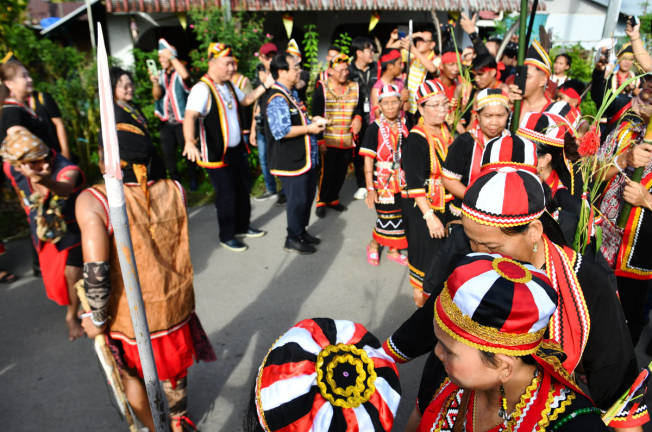 Komuniti kaum Bidayuh dari Kampung Segu Bunuk menyertai birarak (perarakan) Brarak dan Bipajak Gawai Bisegu 2025 sempena sambutan Perayaan Hari Gawai Dayak di Kampung Segu Bunuk, Jalan Puncak Borneo. - BERNAMApix