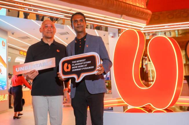 From left: U Mobile CEO Wong Heang Tuck and Navin at the flagship store grand launch. Amirul Syafiq/THESUN