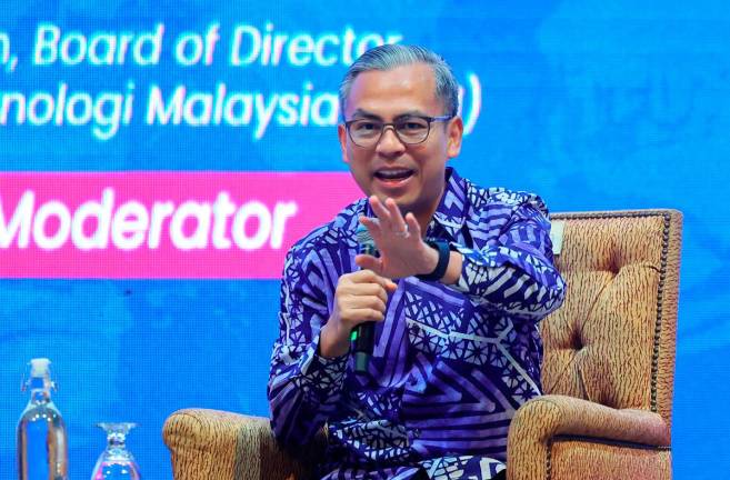 Menteri Komunikasi, Datuk Fahmi Fadzil ketika “Ministerial Forum:The Impact of Artificial Intelligence on the Future Workforce” sempena International Young Future Leaders Summit (iFUTURE) 2025 di Dewan Merdeka, Pusat Dagangan Dunia Kuala Lumpur hari ini. - Bernama