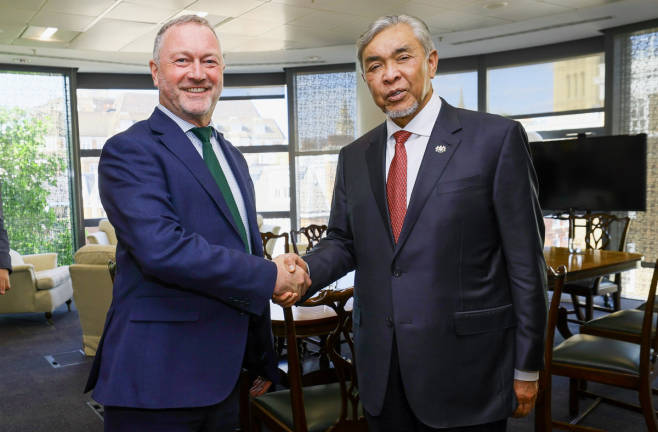 Timbalan Perdana Menteri Datuk Seri Dr Ahmad Zahid Hamidi (kanan) bertemu Menteri Alam Sekitar, Makanan dan Hal Ehwal Luar Bandar United Kingdom (UK) Steve Reed di Whitehall, pada 3 Jun. - BERNAMApix