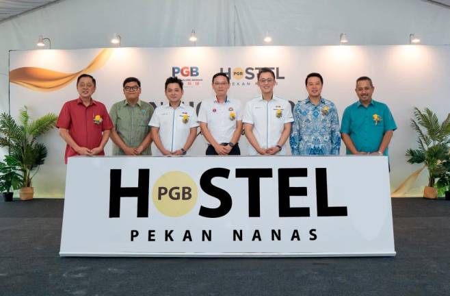 Posing after the hostel launch. (From left): State assemblyman for Pekan Nanas