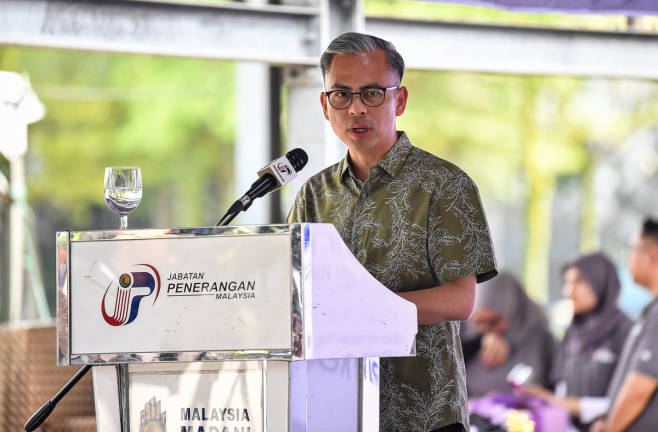 Communications Minister Datuk Fahmi Fadzil, who is also the Member of Parliament for Lembah Pantai, delivered a speech at the Kita Madani Carnival for the Federal Territories of Kuala Lumpur and Putrajaya at IWK Ecopark in Pantai Dalam today. - BERNAMA