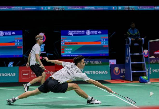 National men’s doubles player, Ong Yew Sin (R). - BERNAMApix