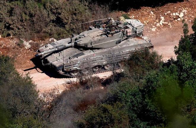 Israeli soldiers manoeuvre a tank near the border with Lebanon, amid ongoing hostilities between Hezbollah and Israeli forces, as seen from northern Israel, October 26, 2024. - REUTERS/Gonzalo Fuentes