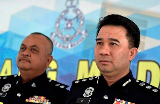 Ketua Polis Daerah Klang Selatan, ACP Cha Hoong Fong (kanan). - fotoBERNAMA