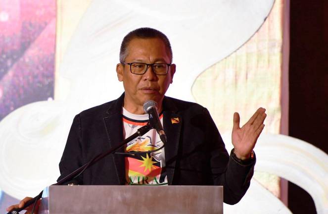 Timbalan Menteri di Jabatan Premier Sarawak Datuk Abdullah Saidol berucap pada Malam Apresiasi Unit Komunikasi Awam Sarawak 2024 di sebuah hotel, malam tadi. - Bernama