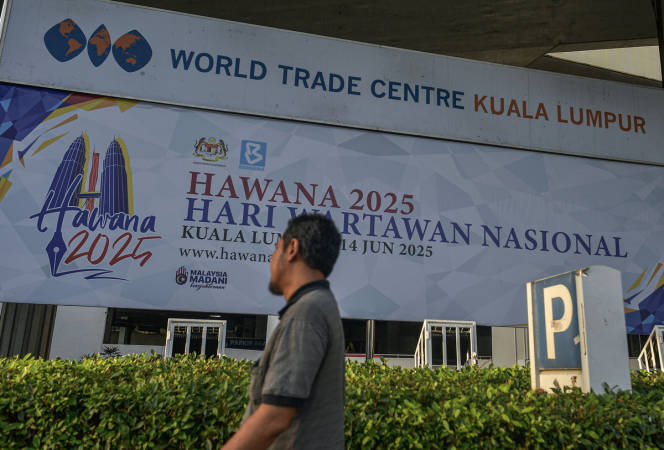 The billboard displays the 2025 National Journalists’ Day (HAWANA) installed around Kuala Lumpur today. - BERNAMApix