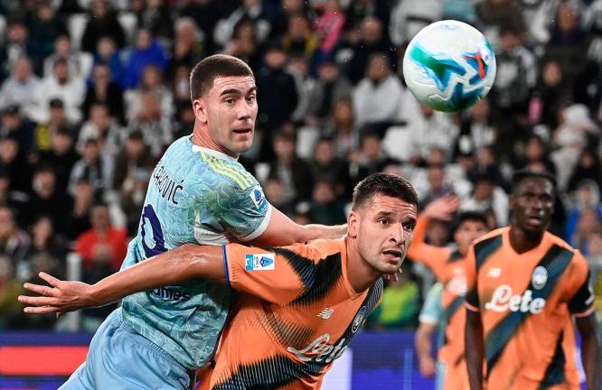 Juventus’ forward Dusan Vlahovic (L) fights for the ball with Atalanta’s defender Berat Djimsiti during the Italian Serie A football match between Juventus FC and Atalanta at the Allianz stadium in Turin, northern Italy on September 27, 2025. - AFP