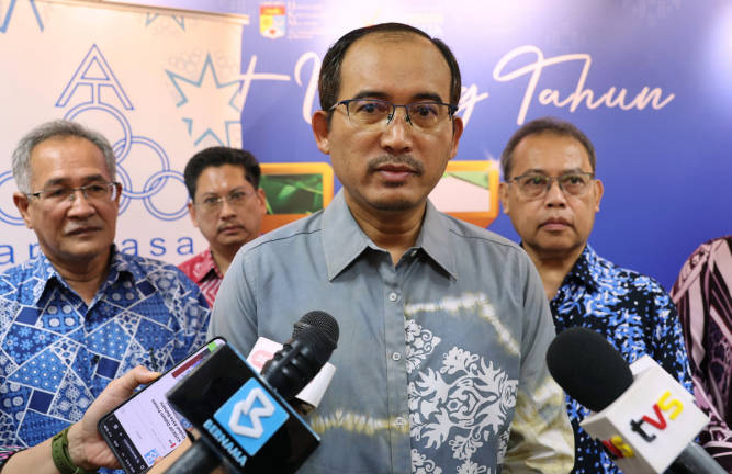 Secretary-General of the Ministry of Entrepreneur Development and Cooperatives, Datuk Seri Khairul Dzaimee Daud (centre), during a press conference at the Opening Ceremony of the ANGKASA-MINDA Cooperative Empowerment Forum at Universiti Kebangsaan Malaysia (UKM) Chancellery Building today. - BERNAMApix