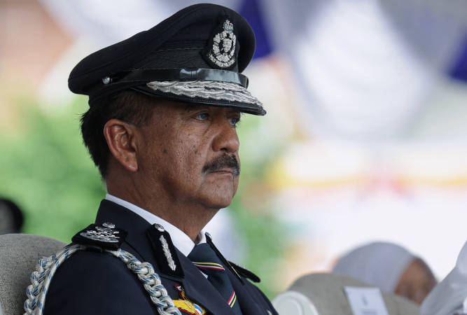 Bekas Ketua Polis Negara Tan Sri Razarudin Husain semasa Majlis Perbarisan Persaraan dan Paluan Berundur sempena persaraan beliau di Pusat Latihan Polis (PULAPOL) hari ini. - BERNAMA