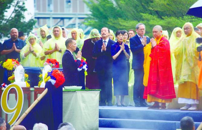 Tan (centre) participating in a prayer session during the event held yesterday at the Kepong Chapter of the Tzu Chi Foundation of Kuala Lumpur and Selangor. – AMIRUL SYAFIQ/THESUN