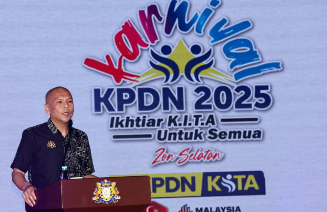 Domestic Trade and Cost of Living Minister Datuk Armizan Mohd Ali at the Buy Malaysian Goods Campaign (KBBM) and the southern zone Jelajah Karnival KPDN 2025. - BERNA,A