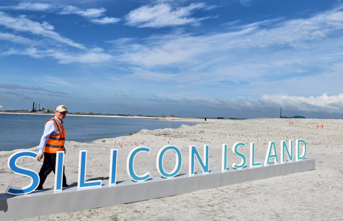 Ketua Menteri Pulau Pinang Chow Kon Yeow melawat tapak projek Pulau Silikon yang kini telah mencapai keluasan 64.75 hektar di sini hari ini. - BERNAMApix