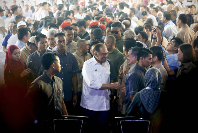 Prime Minister, Datuk Seri Anwar Ibrahim (center) attended the closing ceremony of the 2025 Perak MADANI Rakyat Program (PMR) at Lumut Waterfront here today.