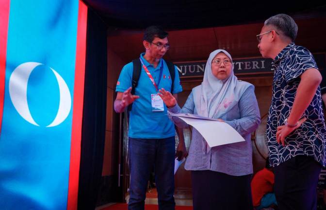Parti Keadilan Rakyat (PKR) Secretary-General Dr Fuziah Salleh (center) and PKR Information Chief Datuk Fahmi Fadzil (right) were present to inspect preparations for the Parti Keadilan Rakyat (PKR) National Congress at the Persada Johor International Convention Centre today. -BERNAMApix
