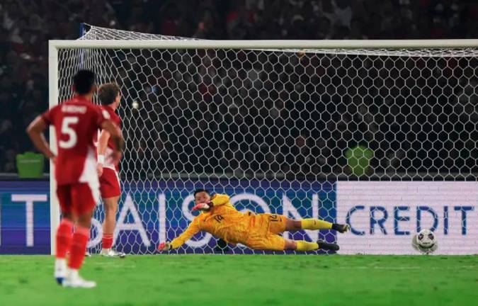 Indonesia’s Ole Romeny scores their first goal from the penalty spot past China’s Wang Dalei – ReutersPic