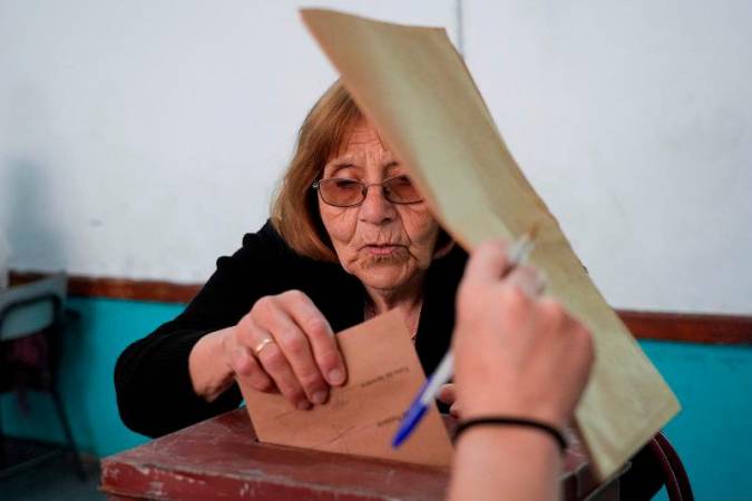 A woman votes at a polling station during the general election, in Canelones, Uruguay October 27, 2024. - REUTERS/Mariana Greif