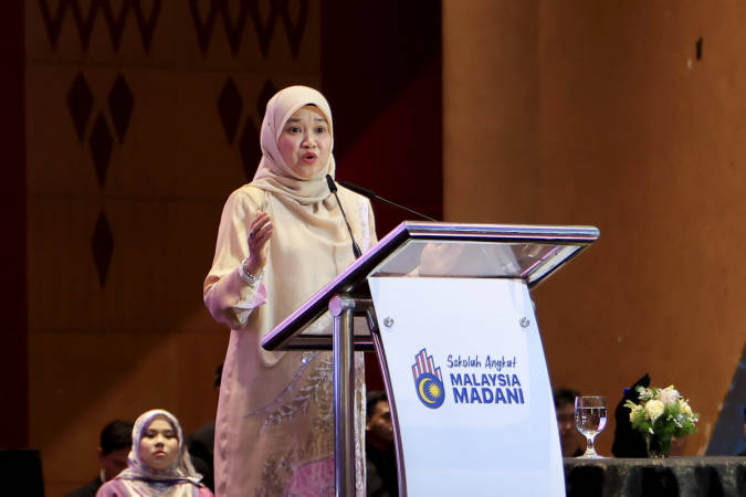 Menteri Pendidikan, Fadhlina Sidek, menyampaikan ucapan sempena Majlis Peluncuran Sekolah Angkat Malaysia Madani yang diadakan di Pusat Konvensyen Antarabangsa Putrajaya (PICC) hari ini. - BERNAMA