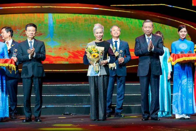 One Mount Group’s CEO Nguyen Thi Diu (centre) receives a commemorative medal from Party General Secretary To Lam.