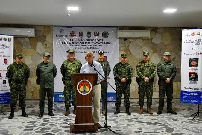 Colombian Defense Minister Ivan Velazquez (C) speaks during a press conference after his visit to the Catatumbo region in Cucuta, Norte de Santander Department, Colombia on January 24, 2025. The Colombian government launched a military offensive against ELN guerrillas on the border with Venezuela, who for the past week have been waging a bloody attack that has left more than 80 dead and 38,600 displaced. - Schneyder Mendoza / AFP