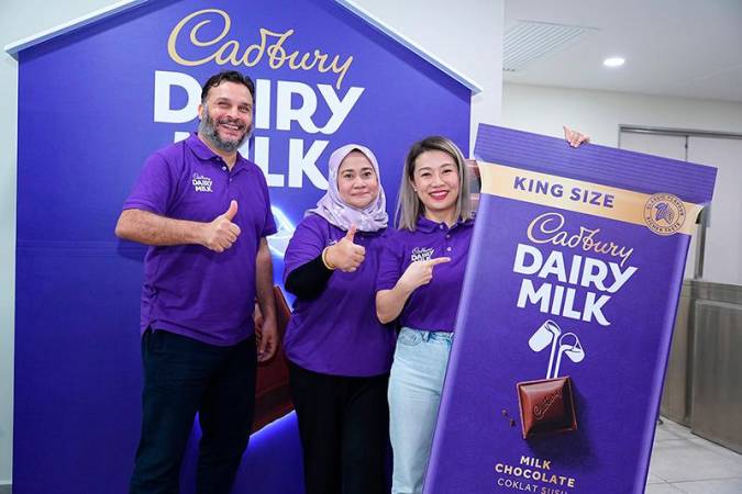 From left: Mondelez International (Malaysia) manufacturing director Abdallah Habib, Mondelez International (Malaysia &amp; Singapore) corporate and government affairs head Raja Zalina Raja Safran and See unveiling the Cadbury King Size 200gm bar in Shah Alam today.