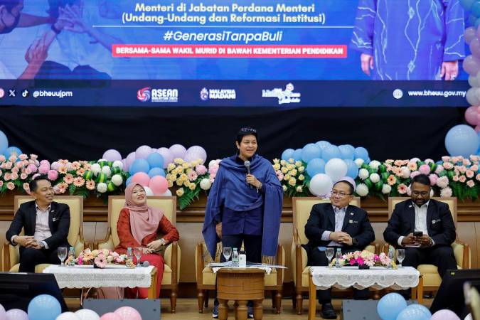 Minister in the Prime Minister’s Department (Law and Institutional Reform), Datuk Seri Azalina Othman Said, speaking during the Anti-Bullying Town Hall Session with student representatives under the Ministry of Education at the Legal Affairs Building, today.