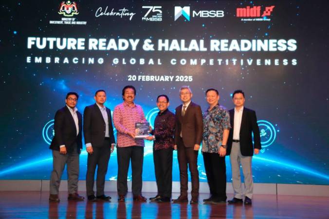 From left: Fadzlan Abu Bakar (Head of Business Promotion &amp; Advisory Department); Nazari Che Azid (Chief Group Commercial Banking of MBSB Bank); Rahmat; Hanafi; Yap Keng Teck (Managing Consultant of Bizsphere Sdn Bhd); Chu Chee Seng (Director of Vepro Group Sdn Bhd) and Datuk Foo Chi Ching (Managing Director of Seasoning Specialities Sdn Bhd)