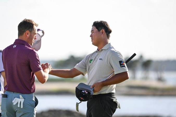 Si Woo Kim of South Korea and Justin Thomas shake hands on the 18th hole green during the third round of the RBC Heritage. – Getty Images