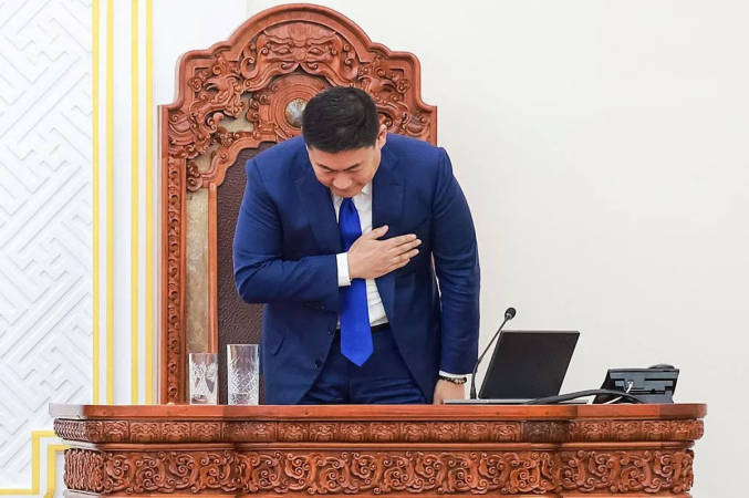 Mongolia’s Prime Minister Oyun-Erdene Luvsannamsrain bows after a no-confidence vote in parliament in capital Ulaanbaatar on June 3, 2025. - AFPpix