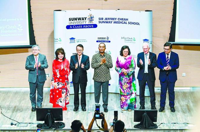 Present at the launch, (2nd left) Prof Dato’ Elizabeth Lee, Cheah, Dr Zambry, Datuk Prof Dr Azlinda Azman, Director General, Higher Education and Prof Poppema.