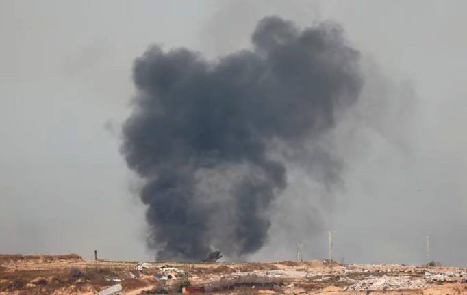 Smoke rises from northern Gaza, as seen from the Israeli side of the Israel-Gaza border, May 17, 2025. REUTERS/Amir Cohen