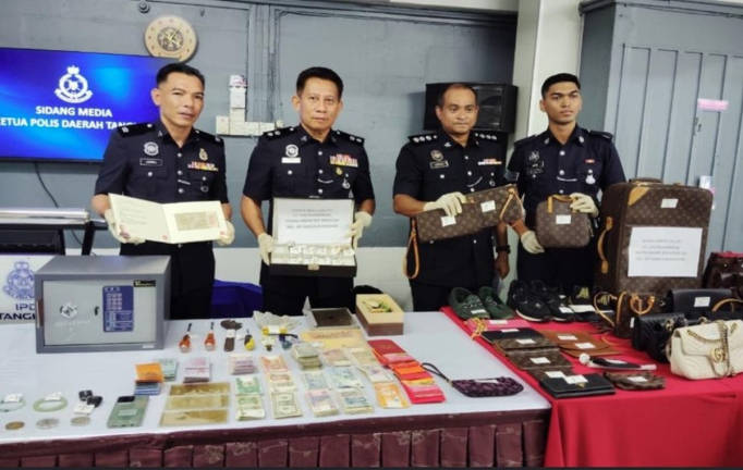 Ketua Polis Daerah Tangkak, Supt Roslan Mohd Talib (dua, kiri) menunjukkan barangan mewah yang dirampas pihaknya daripada seorang warga emas berusia 60 tahun yang aktif melakukan kegiatan pecah rumah dengan menyasarkan rumah mewah di sekitar daerah berkenaan sebagai target utama. (Kredit - IPD Tangkak) - via BERNAMA