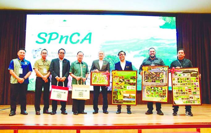 Officials including Indra Sunjoto (4th right) and Nazlan Mohamad (3rd right) at the workshop opening.
