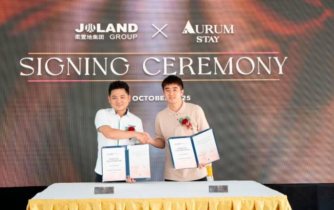 The groundbreaking ceremony also featured a homestay collaboration signing ceremony, officiated by Godwin Tan and Ng.
