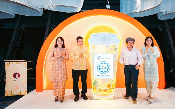 (from left) Alice Wong, Operation Director of BEUTEA; Tengku Datuk’ Hishammuddin Zaizi; Rennie Lee, joint deputy CEO of IGB &amp; CEO of Mid Valley City; Jess Wong, executive director of BEUTEA at the BEUTEA’s Halal celebration &amp; Passion Fruit Milk Tea launching ceremony