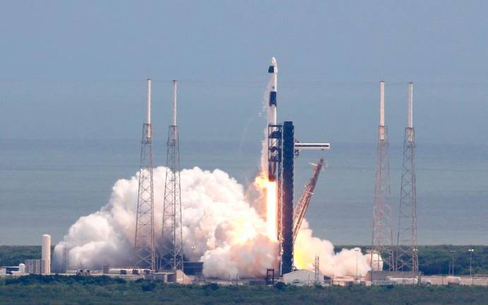 A SpaceX Falcon 9 rocket with Expedition 72 astronauts lifts off from launch complex 40 at Cape Canaveral Space Force Station in Florida on September 28, 2024. NASA astronaut Nick Hague and Roscosmos cosmonaut Aleksandr Gorbunov are to launch aboard the Dragon spacecraft to the International Space Station (ISS). - Gregg Newton / AFP)