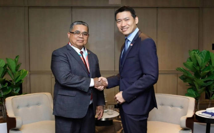 Menteri Perpaduan Negara Datuk Aaron Ago Dagang (kiri) bersama Pemangku Menteri Kebudayaan, Komuniti dan Belia Singapura David Neo (kanan). (Kredit - Aaron Ago Dagang / Facebook)