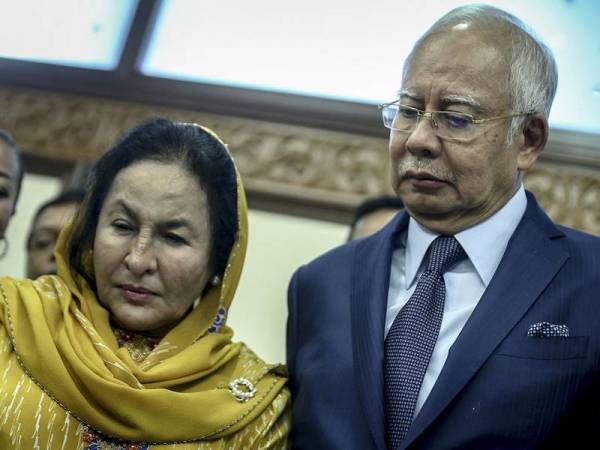 Former prime minister Datuk Seri Najib Abdul Razak (R) and his wife Datin Seri Rosmah Mansor.