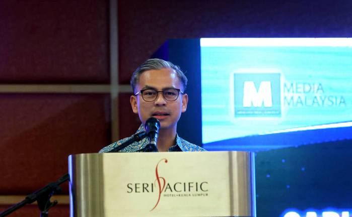 Communications Minister Datuk Fahmi Fadzil delivered a speech at the 2025 Malaysian Media Clubs Coalition Dinner. This event was held in conjunction with the GKMM’s 2nd Annual General Meeting and the National Journalists’ Day (HAWANA) 2025 celebrations, taking place today at the Kuala Lumpur World Trade Centre (WTCKL). - BERNAMApix