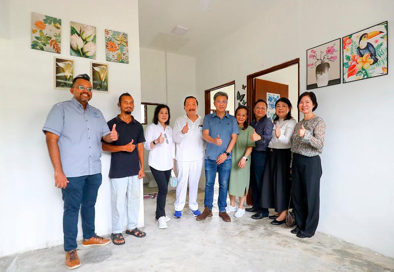 $!(From left) Nambee, Bah Tian, Tan’s wife Puan Sri Esther Tan, Tan, Wong, Wong's wife Datin Seri Florence Teh, Tzu Chi Foundation members Chong Chin Lok, Jamie Yap and Emily Cheah inside one of the homes. – AMIRUL SYAFIQ/THESUN