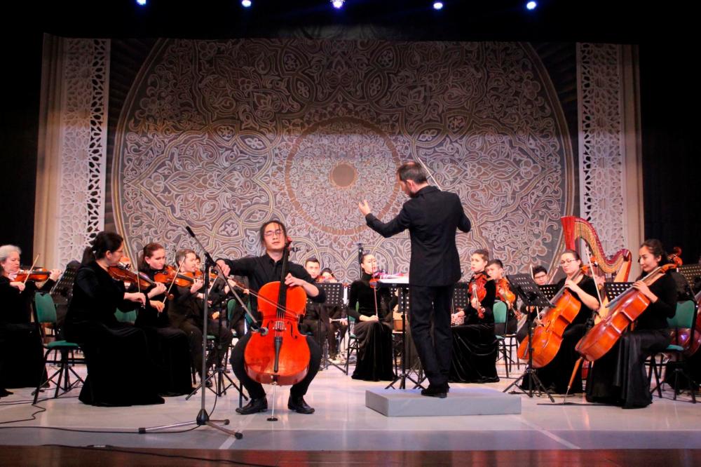 $!Lee performing with the Uzbekistan State Symphony Orchestra in Tashkent.