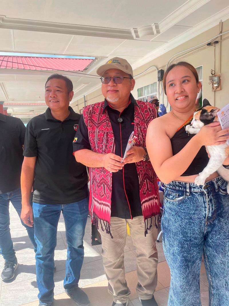 Iskandar Turkee with pet owners at Rumah Jungan. – VERONICA ELANKOVAN/THESUN $!Iskandar Turkee with pet owners at Rumah Jungan. – VERONICA ELANKOVAN/THESUN