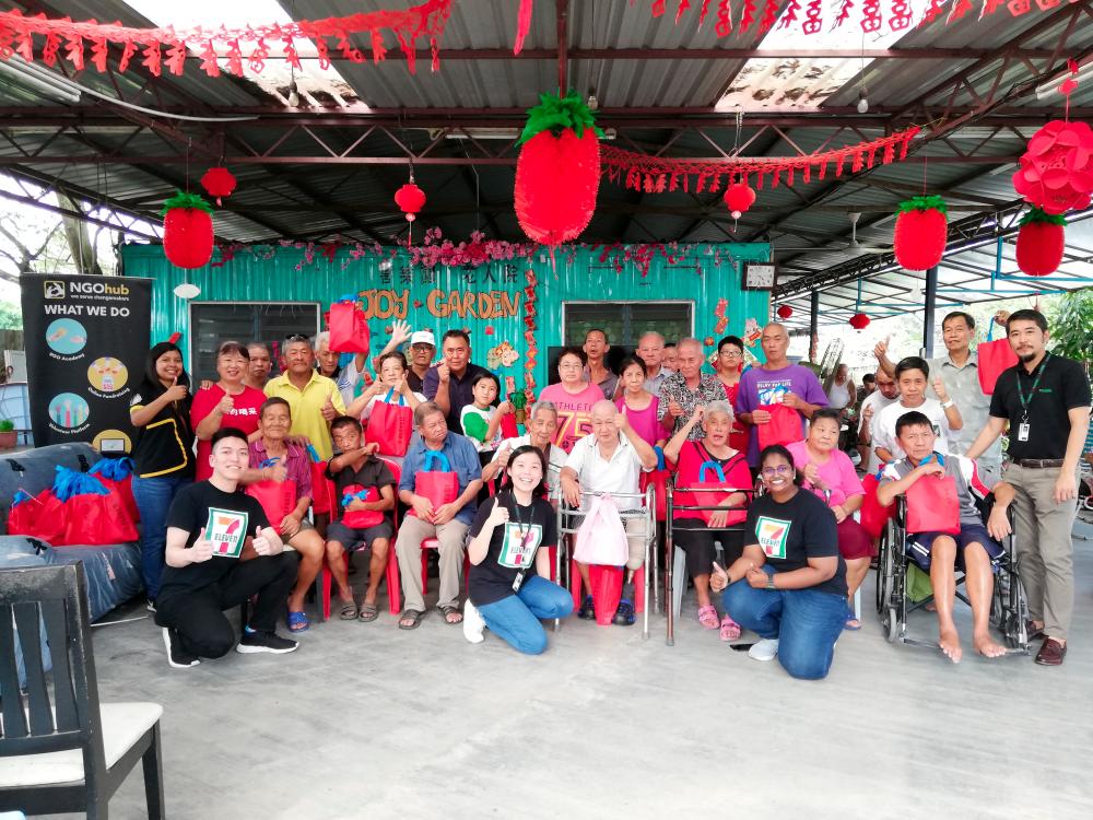 Senior citizens from Joy Garden Old Folks Home with volunteers from 7-Eleven Malaysia and NGOHub Asia.