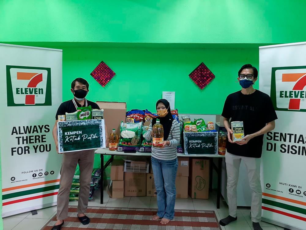 [From left] 7-Eleven Malaysia GM of Marketing, Ronan Lee, a Community Representative from PPR and Managing Director of NGOHub, Chun Wah Hoo, at the campaign launch.