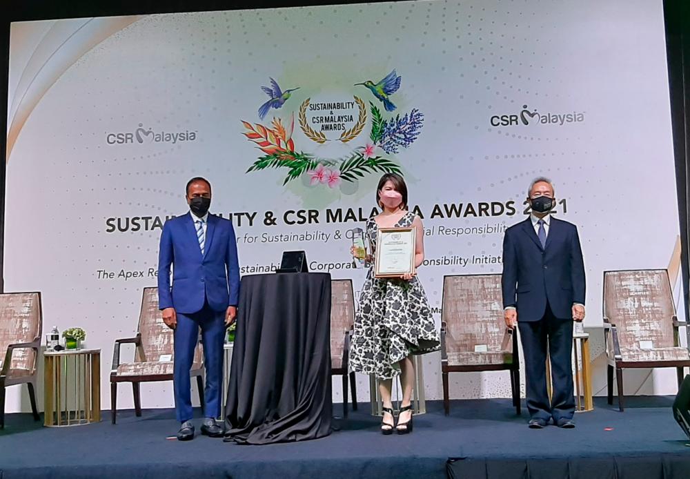 7-Eleven General Manager Chin Hor Wai receiving the award during the ceremony