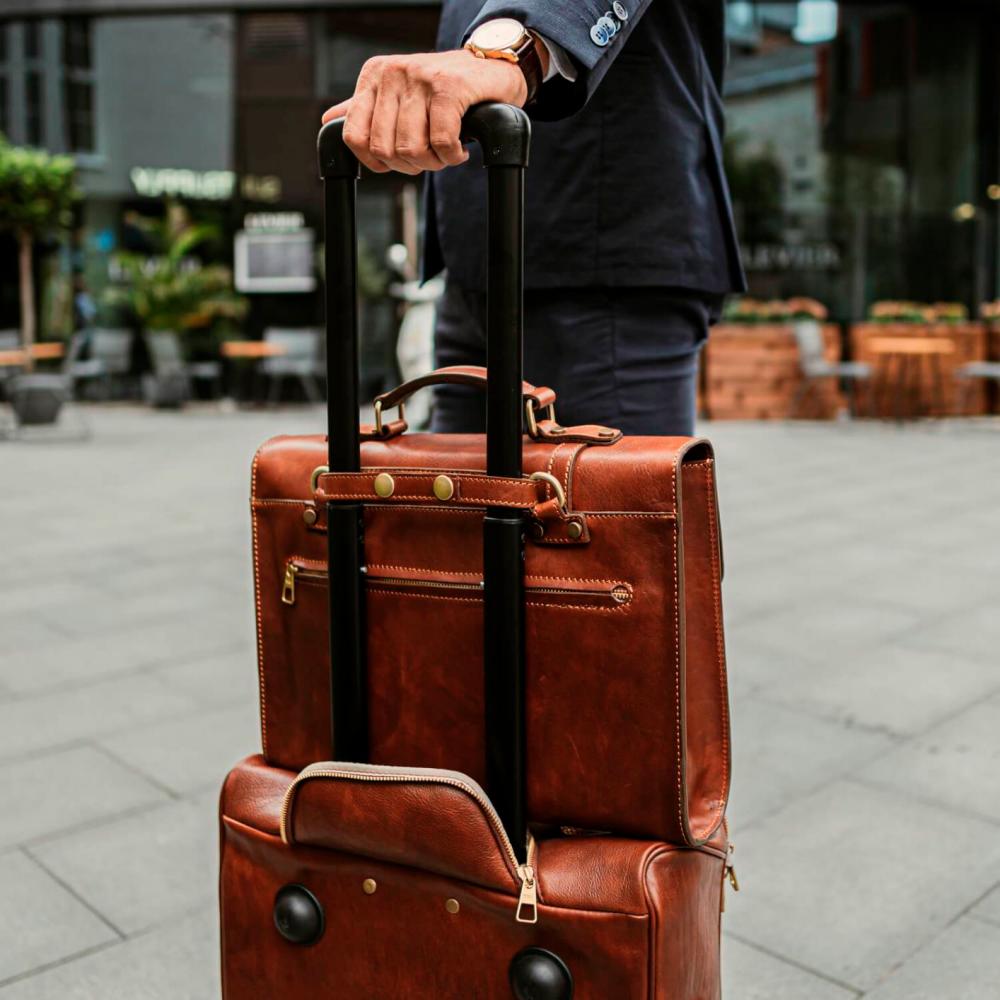 A weekender bag can be a subtle hint to the man that a holiday is in order. – MALE MODEL $!A weekender bag can be a subtle hint to the man that a holiday is in order. – MALE MODEL